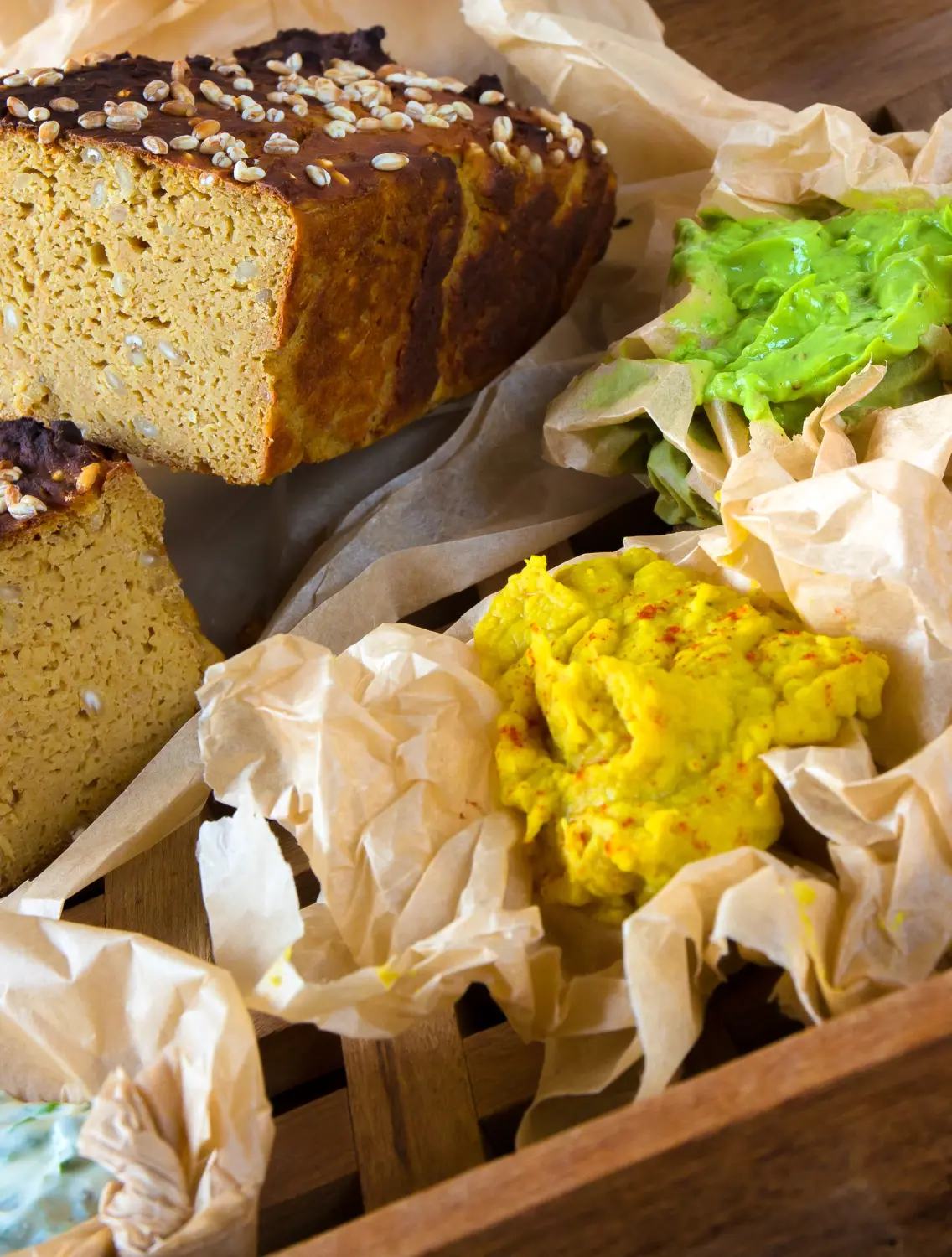 Vegetarische Ernährung grüne Blätter und Schwarzbrot von NEO